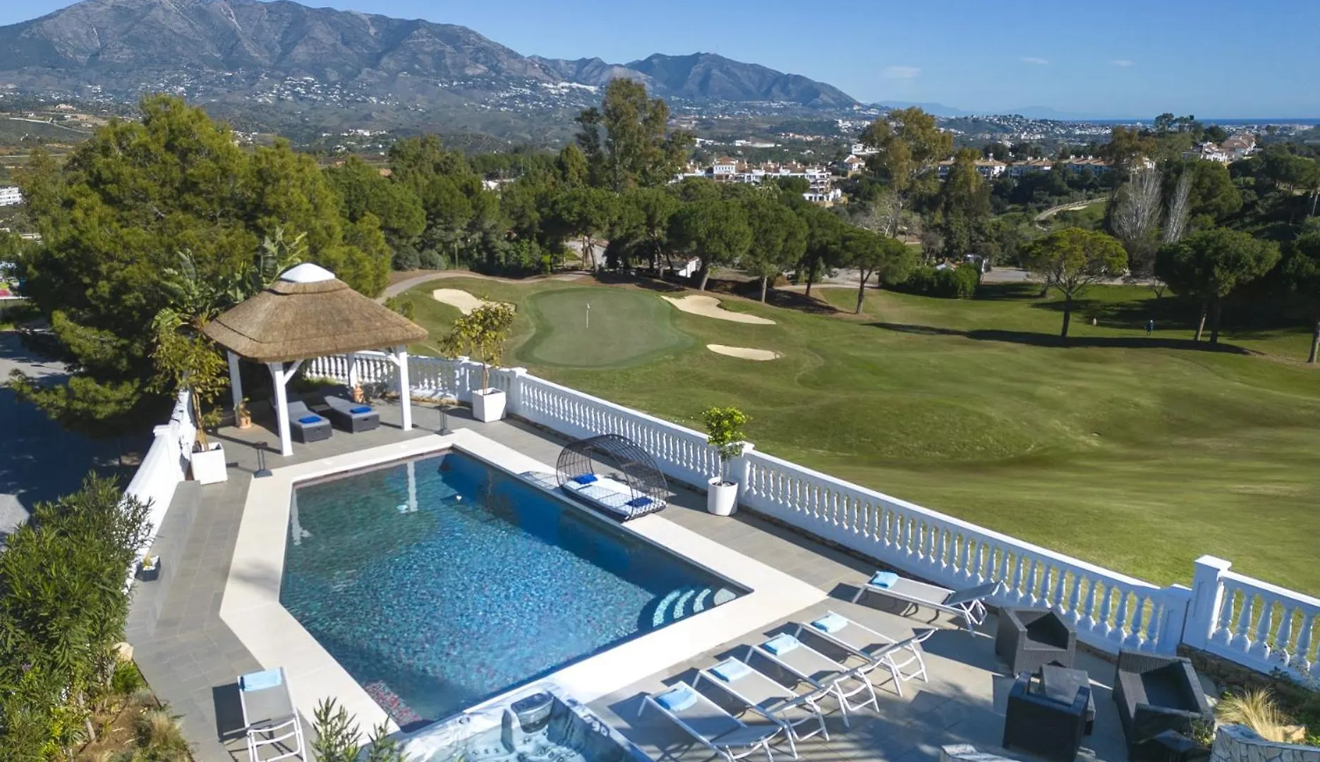 Villa Uno - Stunning 4 Bedroom Villa With Pool Malaga