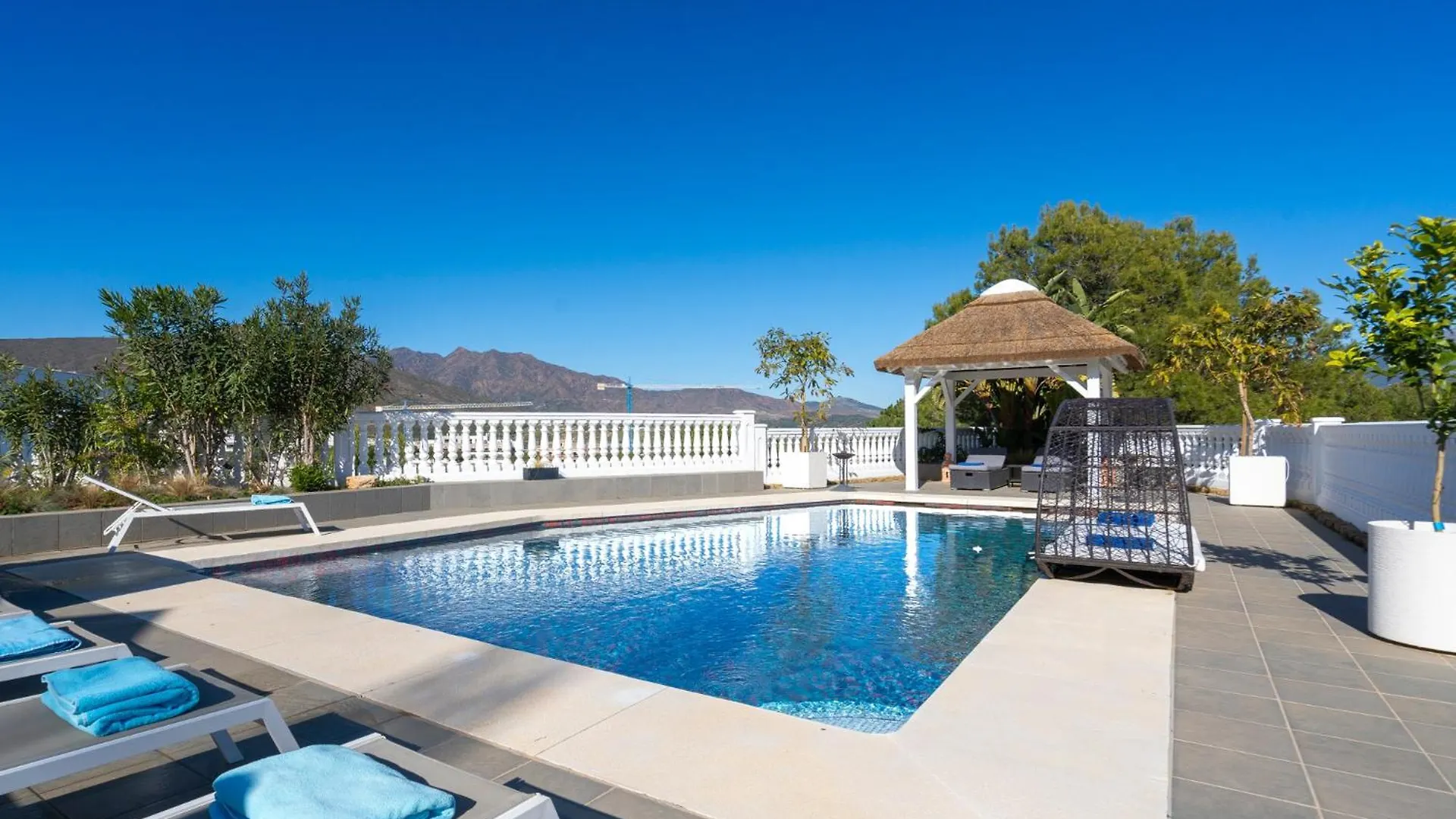 Villa Uno - Stunning 4 Bedroom Villa With Pool Malaga