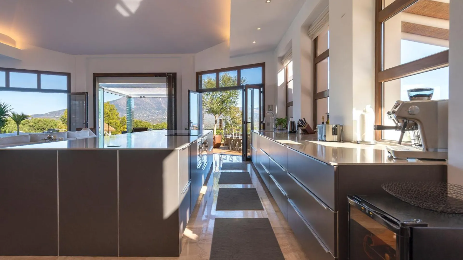 Villa Uno - Stunning 4 Bedroom Villa With Pool Malaga