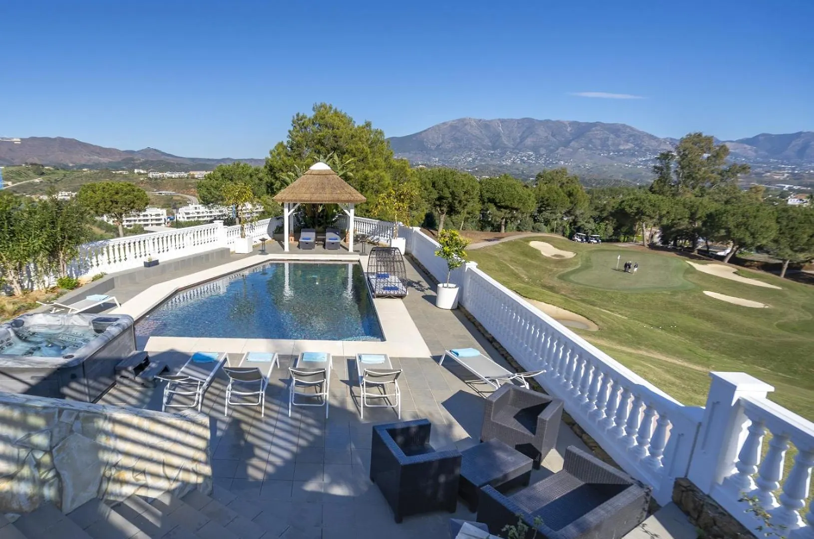 Villa Uno - Stunning 4 Bedroom Villa With Pool Malaga